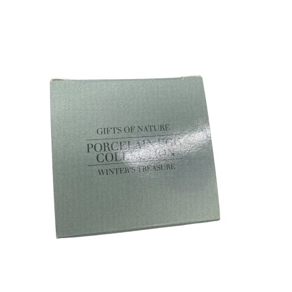 Avon Porcelain Egg Collection "Winters Treasure" With Stand - Picture 6 of 8